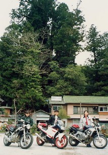 �吙�̑O��3��̃o�C�N